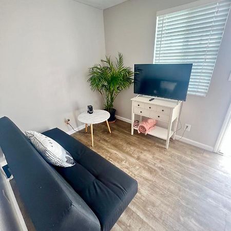 Shared Double Room Inside Home With Private Bathroom, Entrance Hawthorne Exterior photo