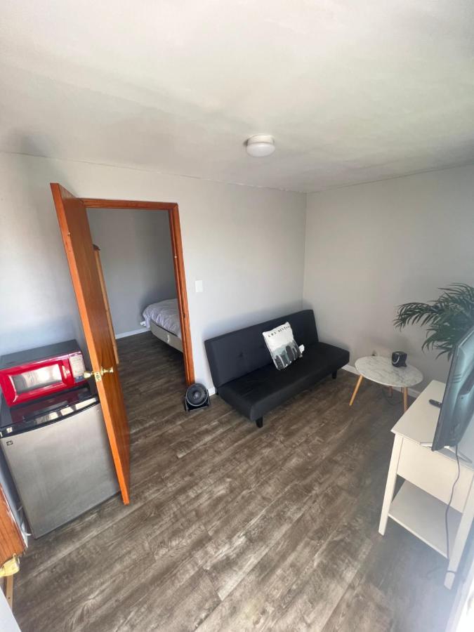 Shared Double Room Inside Home With Private Bathroom, Entrance Hawthorne Exterior photo