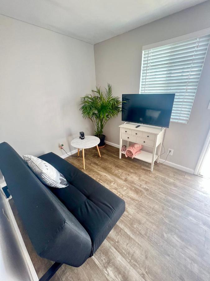 Shared Double Room Inside Home With Private Bathroom, Entrance Hawthorne Exterior photo