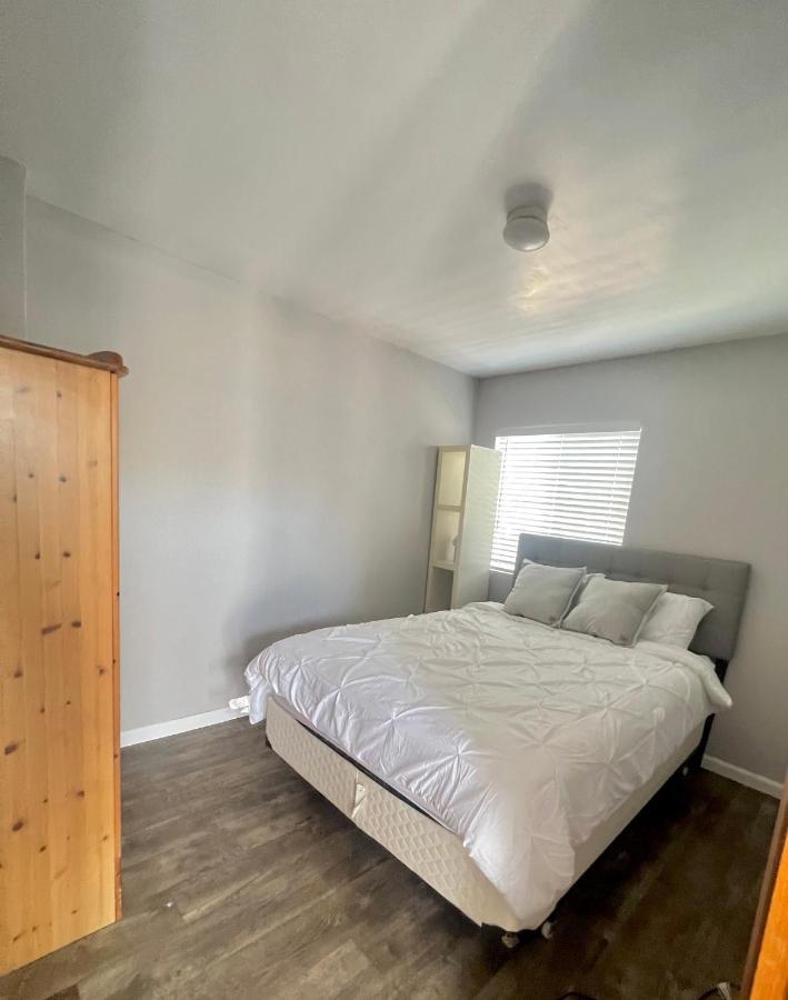 Shared Double Room Inside Home With Private Bathroom, Entrance Hawthorne Exterior photo